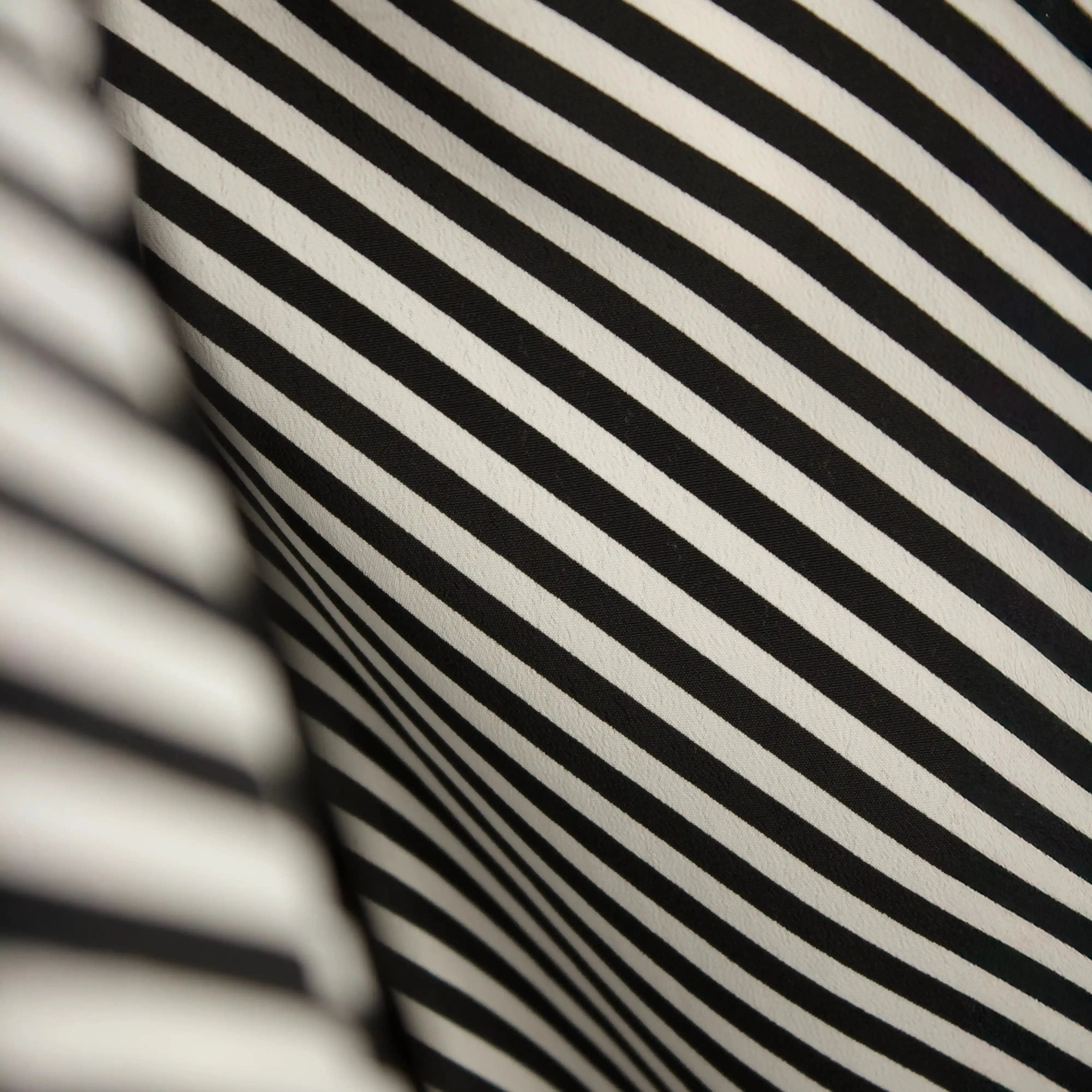 BOSWELL Diagonal Print Black
