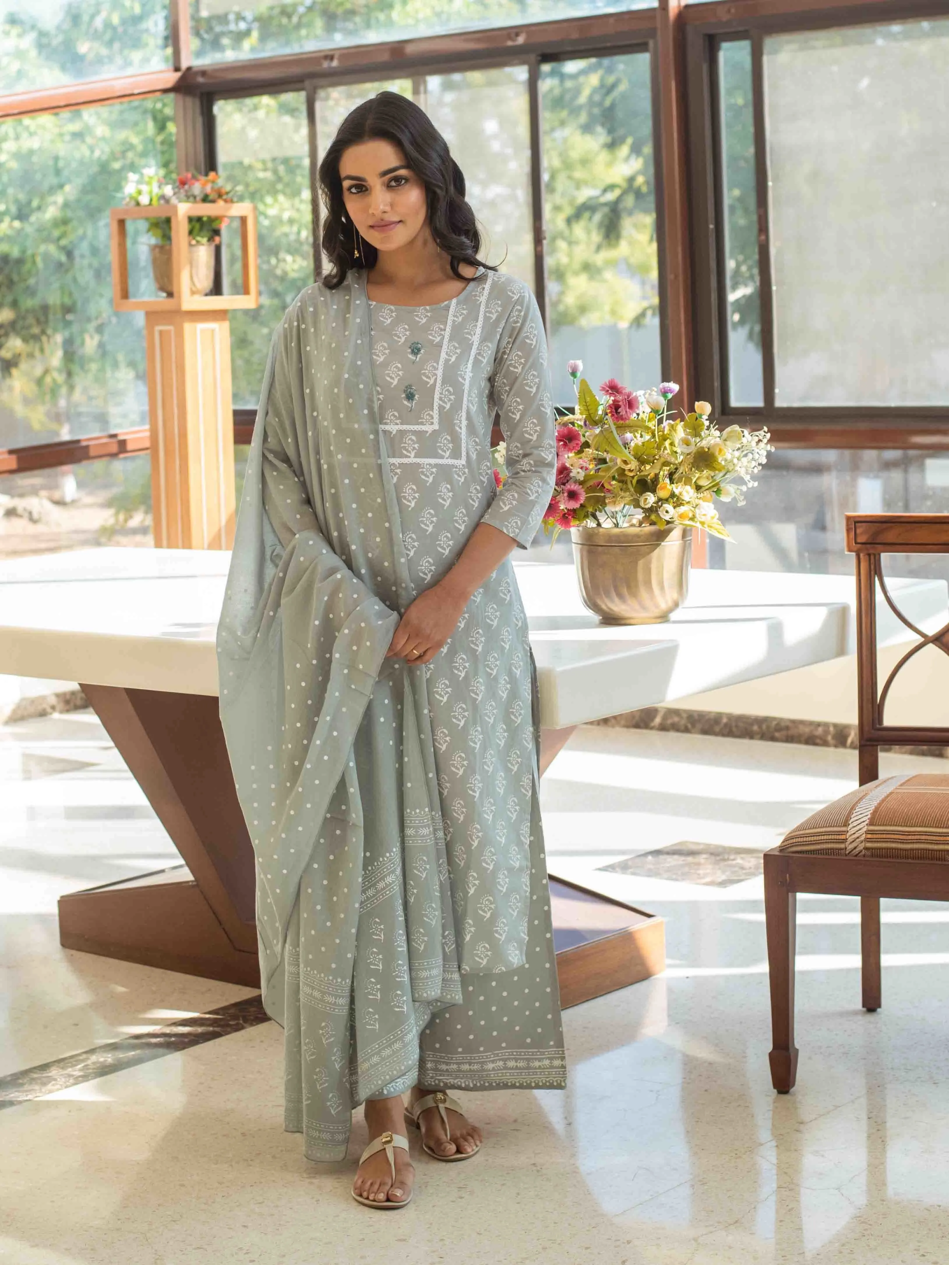 Women Grey & White Printed Dupatta Set