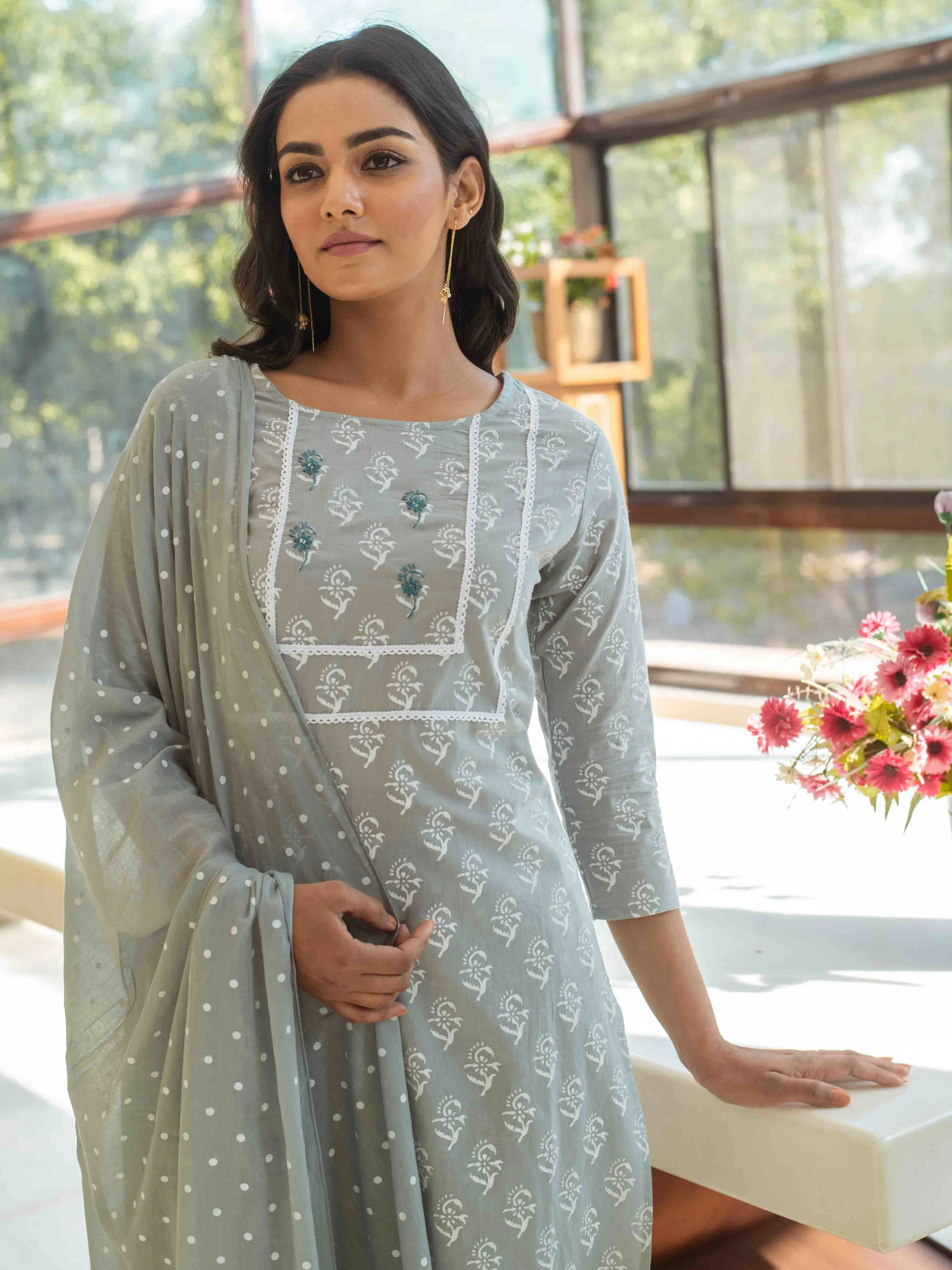 Women Grey & White Printed Dupatta Set