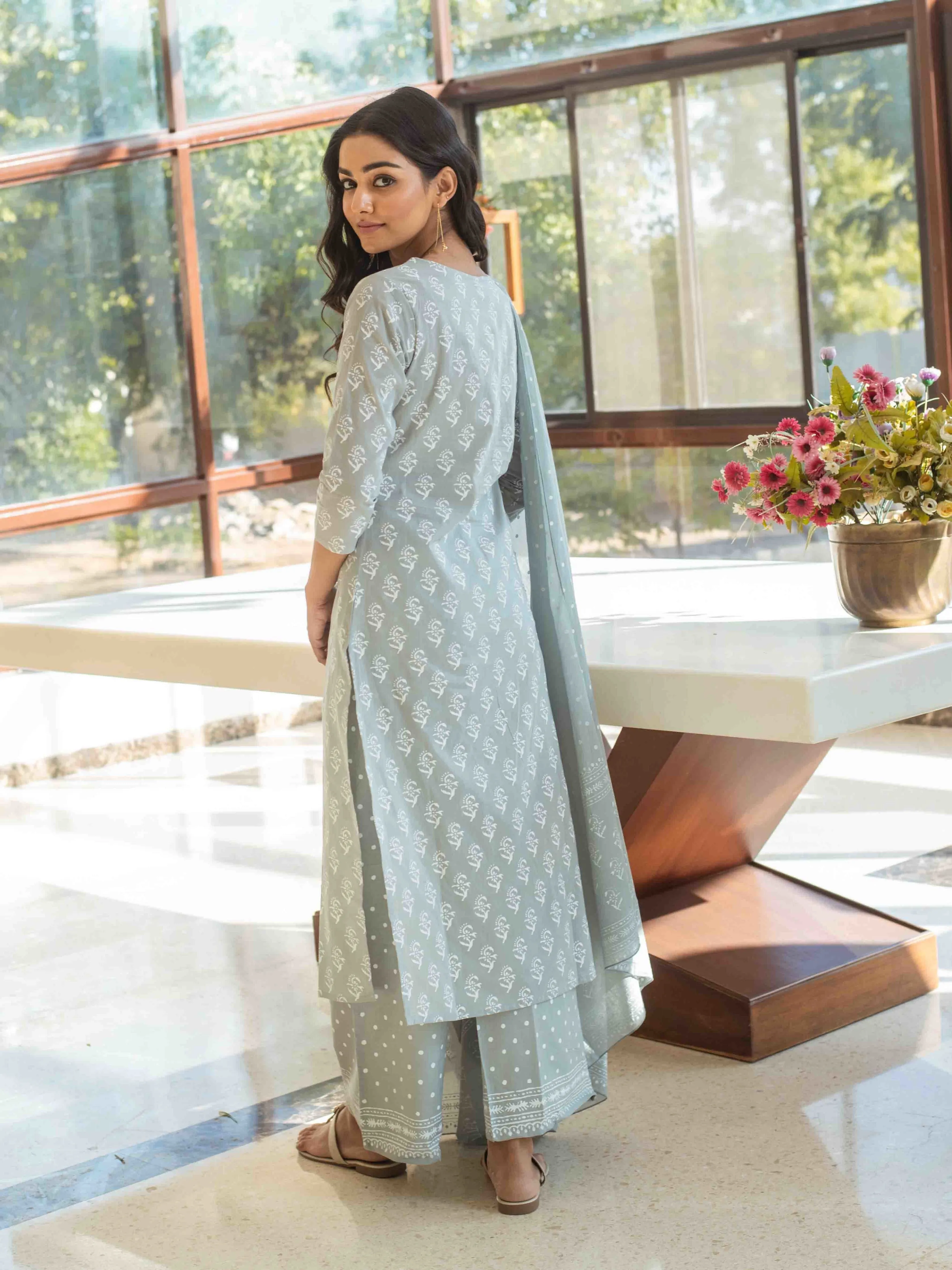 Women Grey & White Printed Dupatta Set